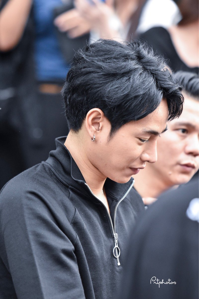 prtphotos_bkk's tweet photo. แปะสติ้กเกอร์ตาสองชั้น? 😂 #MTVEMA #NominatePalitchokeAyanaputra #เป๊กผลิตโชค https://t.co/bd48Z86WON