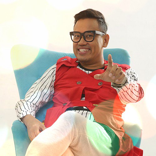 ekaps46's tweet photo. Ayo dukung mas uya di selebrita awards 2017 @TRANS7 #Trans7RumahUya2709 https://t.co/8rcjYE9MdJ