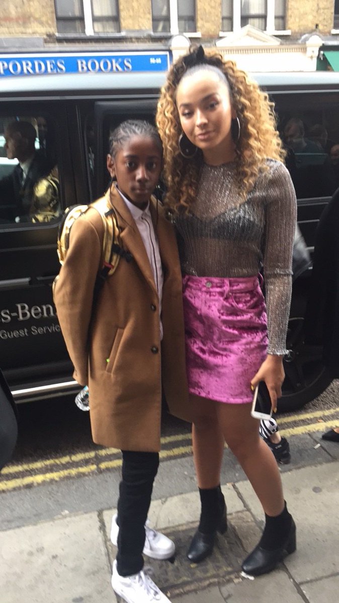 King_Che9's tweet photo. #LFW17 #kingche #ella https://t.co/wXNYr4mxFN