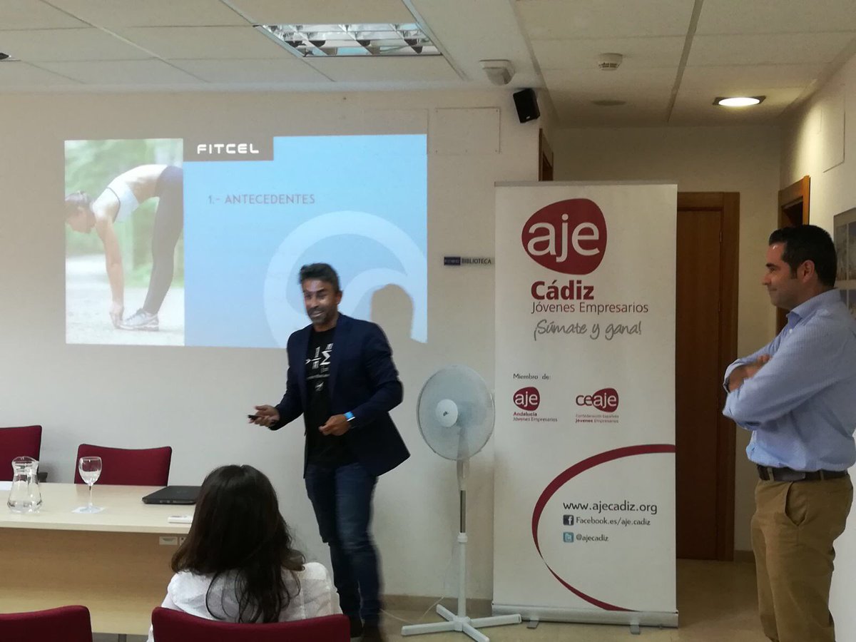 ajecadiz's tweet photo. @manuel__esc @healthybluebits @quironsalud #fitcel @OmniumLab @ASaludDigital @SinapseEnergia @gomezbeser en #AJETractorasSalud 👏👏👏 https://t.co/JjZj9bOKg1
