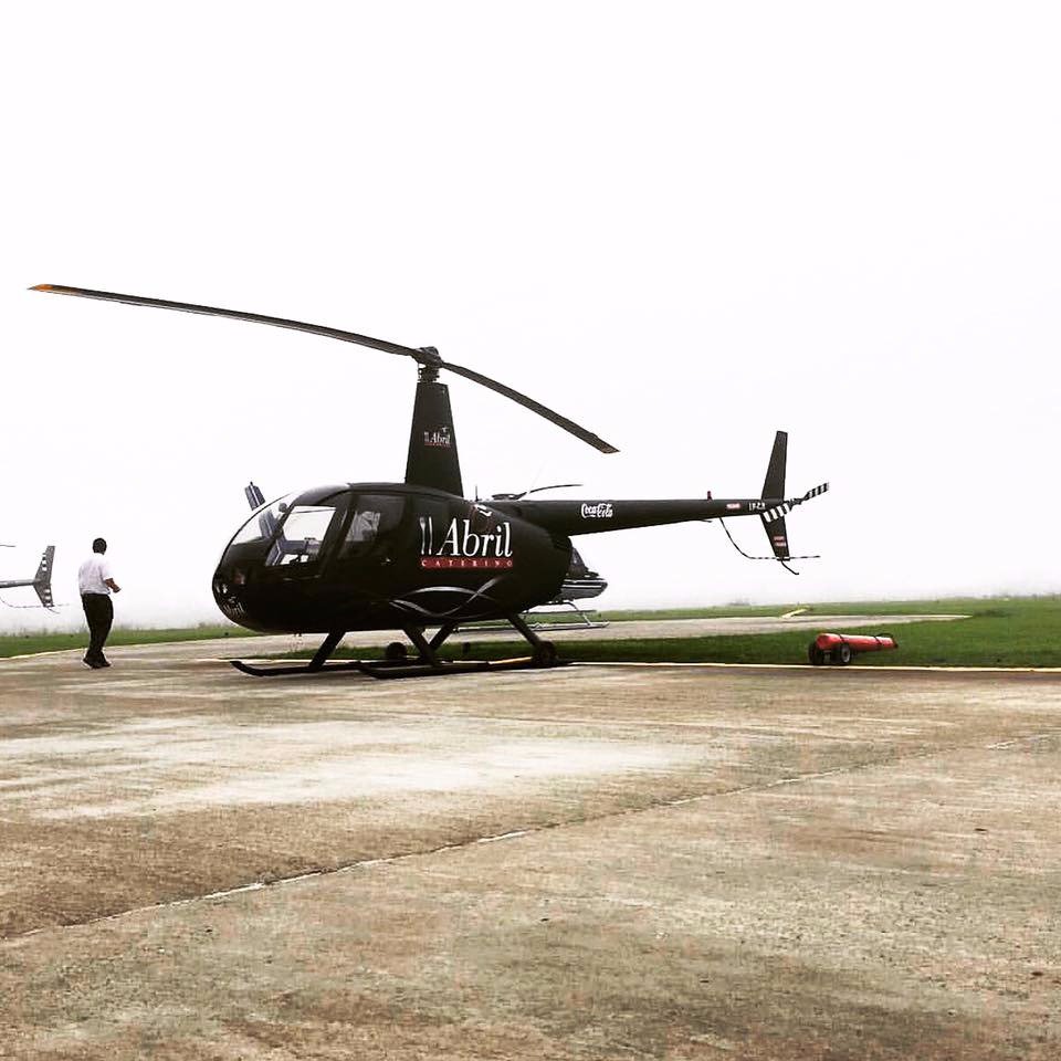 Acá tienen el helicóptero de Abril Catering, la empresa que se supone es una pantalla de El Pata Medina para lavar dinero. Impresiona.