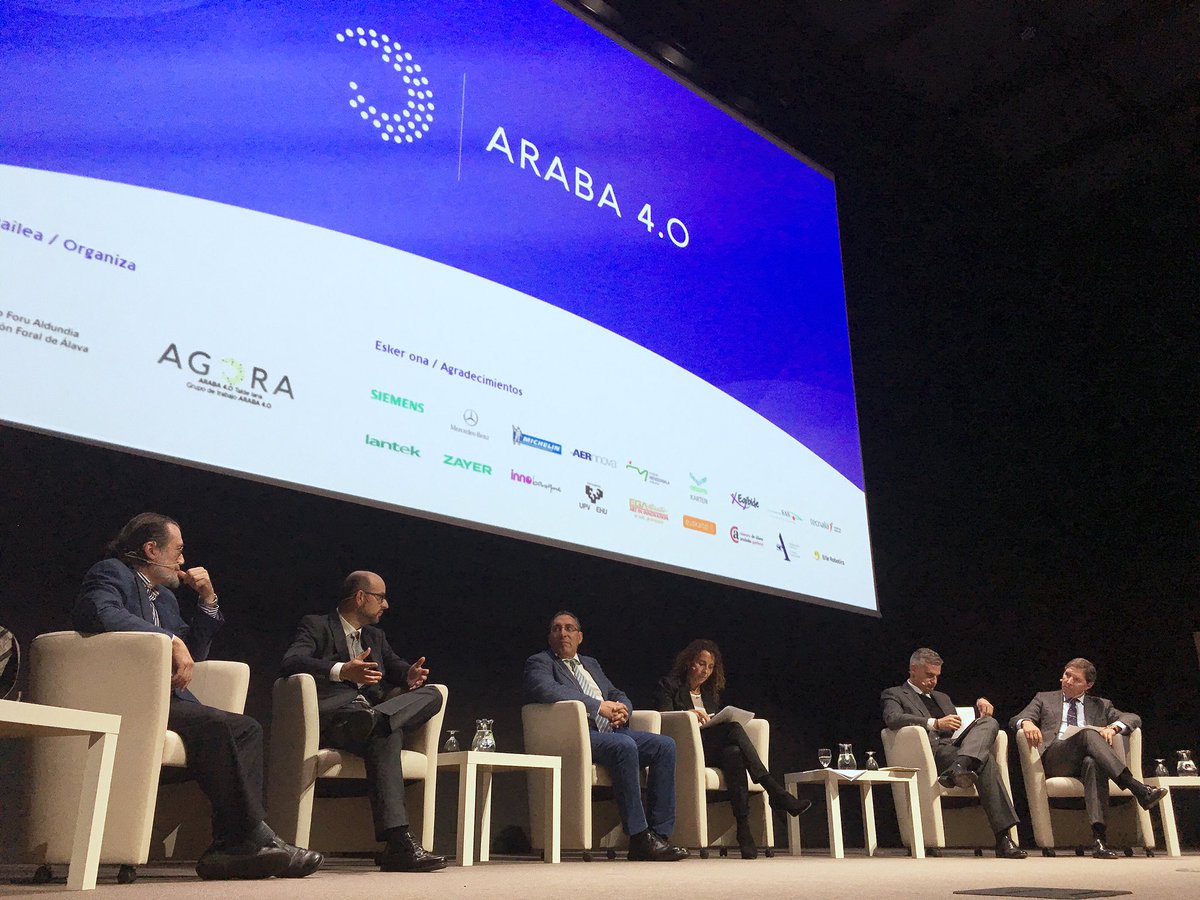 Leire Bilbao, directora de <a href="/Innobasque/">Innobasque</a>, modera la mesa 'Industria 4.0: Empleo y Formacion'. Podéis enviar vuestras aportaciones a #araba40