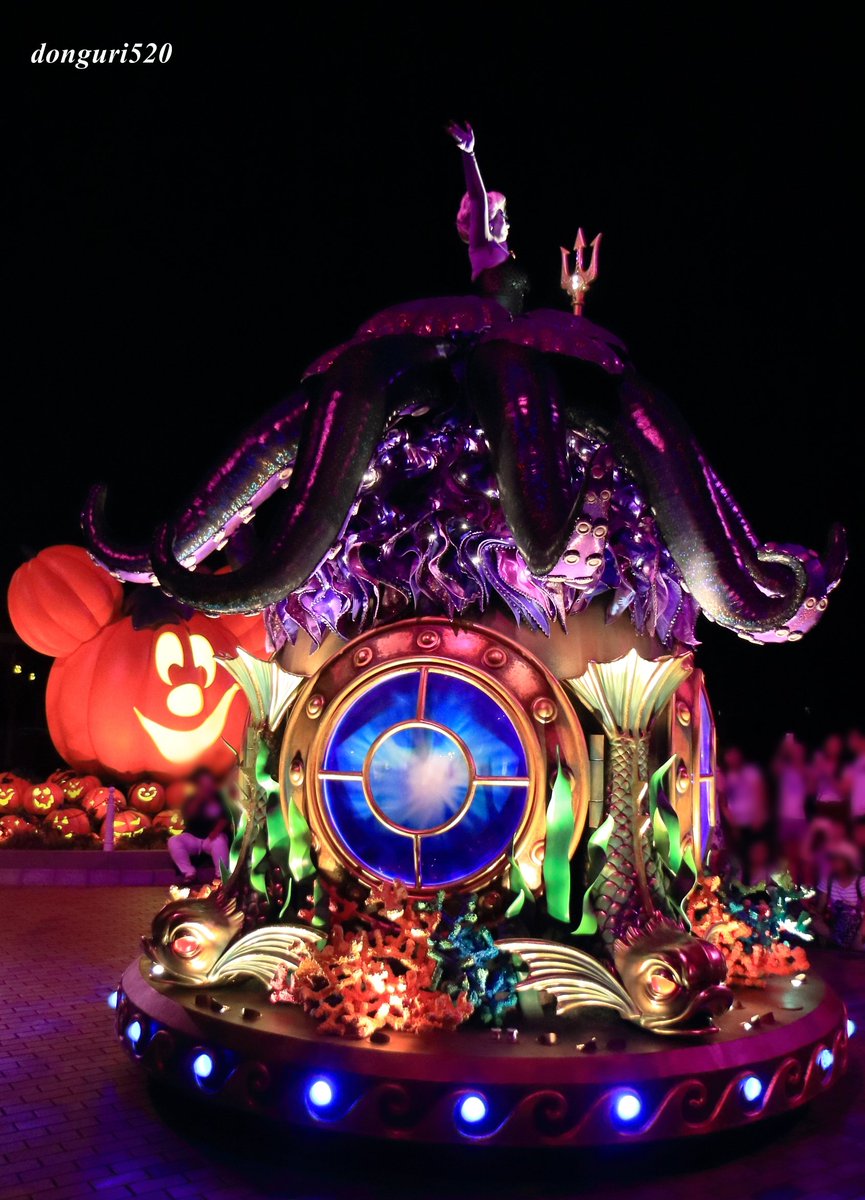 donguri520's tweet photo. 香港ディズニーのハロウィーンナイトショー「Villains Night Out! Chapter 2」
通過のみしかみれなかったけどキャラクターやフロートの迫力がすごかった！
#HKDL https://t.co/Yuo8WNuSsL