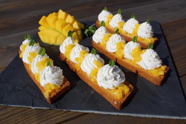 Recipay's tweet image. RECIPAY.COM - Tartine chantilly au St Moret, mangue et menthe bit.ly/2xFLoLD