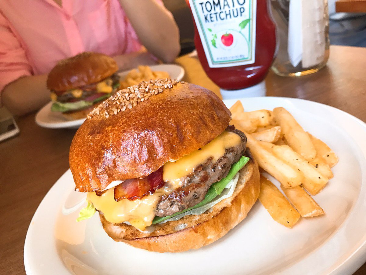 Yuna6596's tweet photo. 今日はくみちゃんと
ハンバーガー🍔❣️
お互い幸あれだね(笑) https://t.co/3TA445t0mG