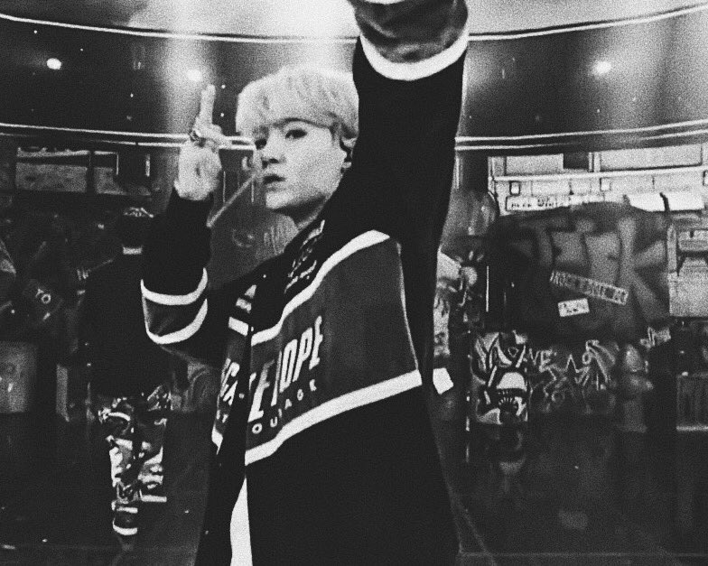 BTSorbit's tweet photo. MIC DROP https://t.co/uL935FnHQf
