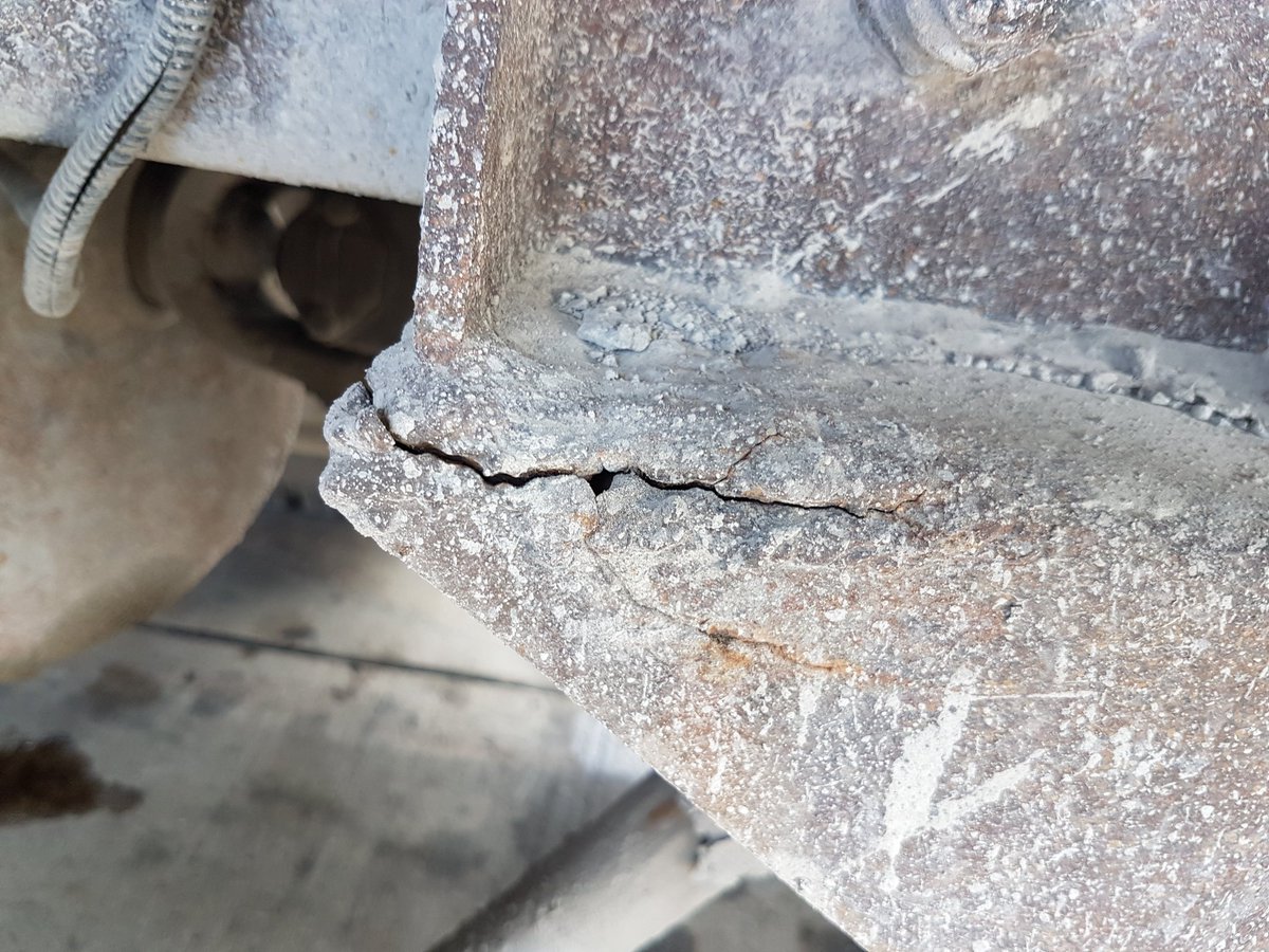 Sam_Sarasin's tweet photo. Remember that cracked Rim from yesterday? Here is what's holding the axle on. #OOS #Plateremoval #MTOOfficers #RoadSafety 2 pics same crack https://t.co/CLT1369DWK