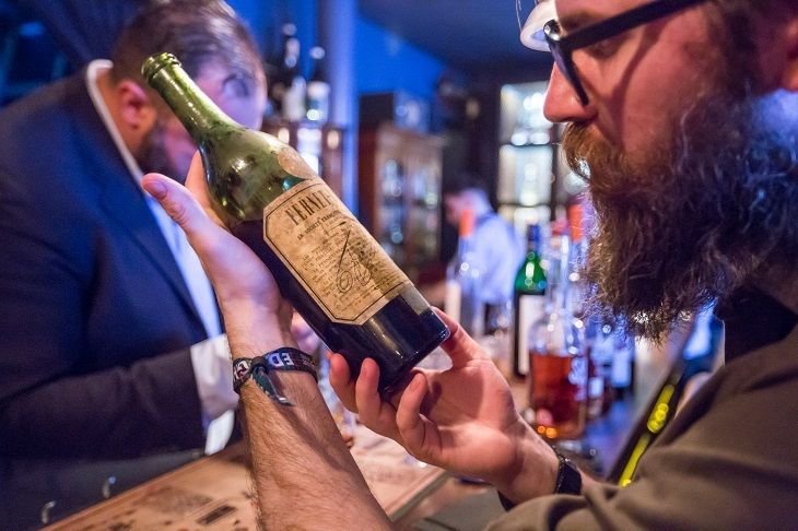 LDN's tweet photo. The ultimate bourbon and vermouth bar is taking over East London's Looking Glass Cocktail Club https://t.co/qMaC03RlnL https://t.co/ipRsEB8Dvv
