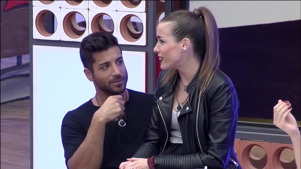 JudithD78's tweet photo. Siempre con vosotros!!!!😘😘 @MeritxellGH_17 @AlainRocbenSS11 a tope con #SinFrenos @SecretStory_TF1 💪🏽🔝❤️ #Merilain 🐾🗼🎢 https://t.co/SR9MUrYkp3