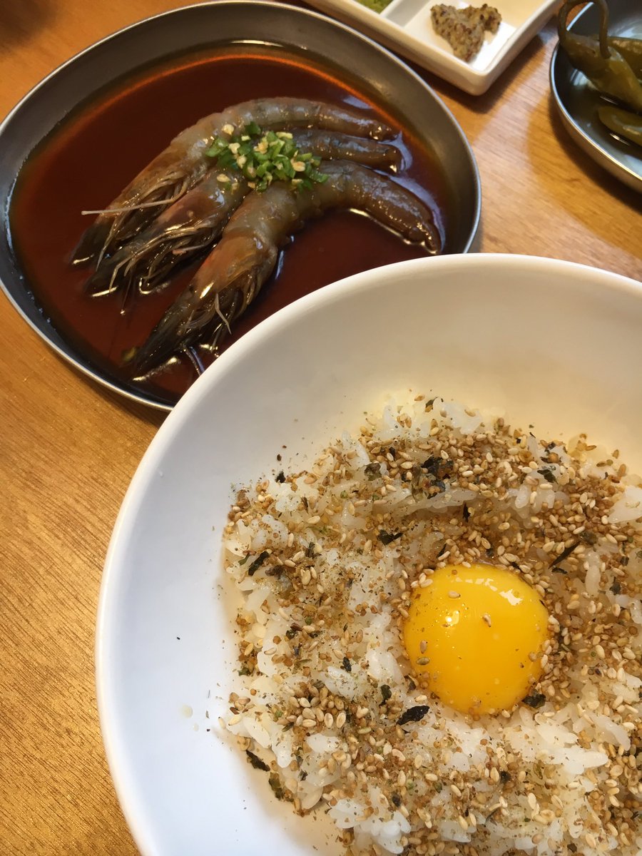 서교동 편백집. 숙주나물과 소고기를 편백나무틀에 쪄서 깻잎, 와사비와 냠냠. 담백하고 건강한 맛. 고기가 적어보여도 은근 배가 부르네요. 그렇더라도 간장새우밥은 꼭 시키셔야 합니다. 이게 아주 맛있어요.