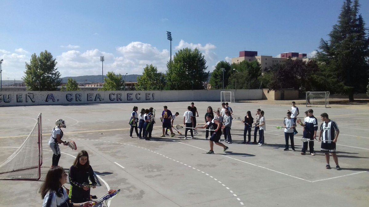 fecsfc's tweet photo. Disfrutando  del taller, gracias por vuestra colaboración @cuencalacrosse
#deporteescolar
#deporteessalud https://t.co/d5woJfUO9F