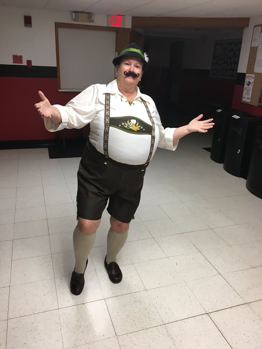 MsKmathSHS's tweet image. Gender bender day for homecoming....come dance with me! #GoStockbridge