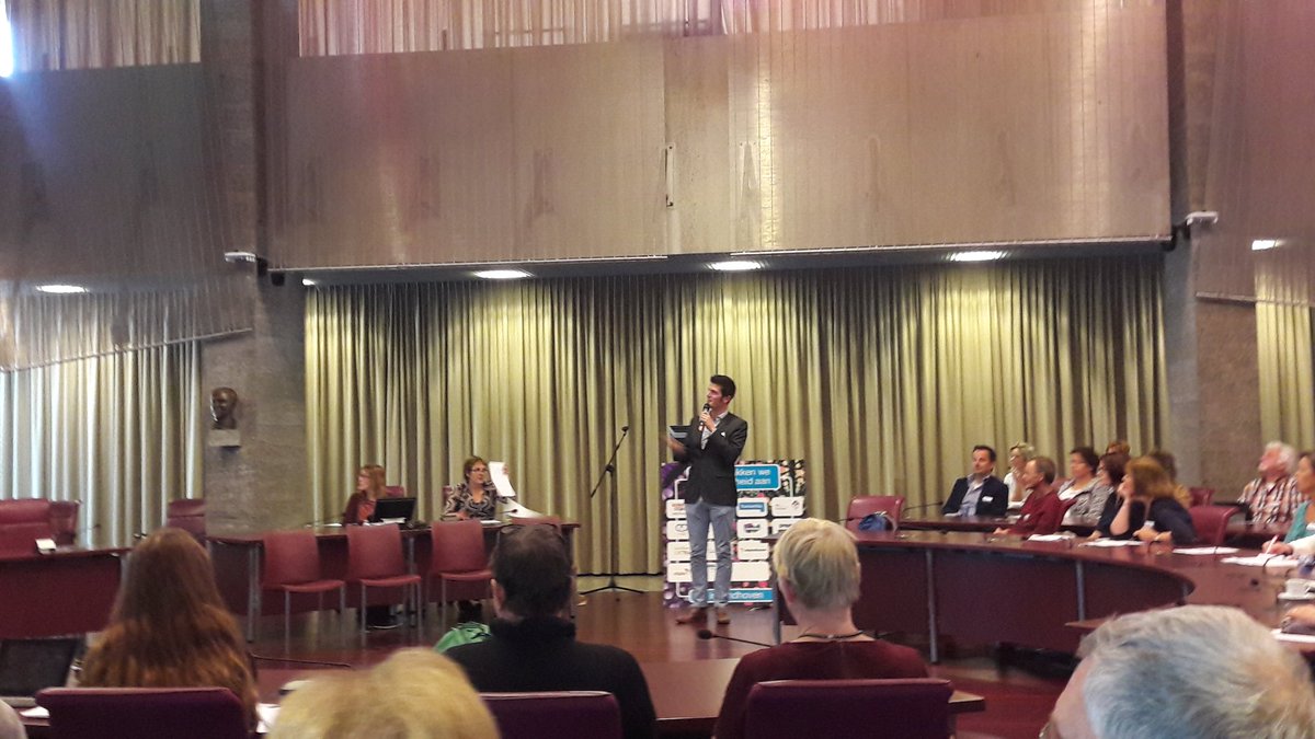 Docent Eric Schoenmakers op symposium eenzaamheid: ingewikkelder dan je denkt!  #eenzaamheid #KomErbij <a href="/gem_Eindhoven/">gemeente Eindhoven</a> <a href="/burocement/">buro cement</a>