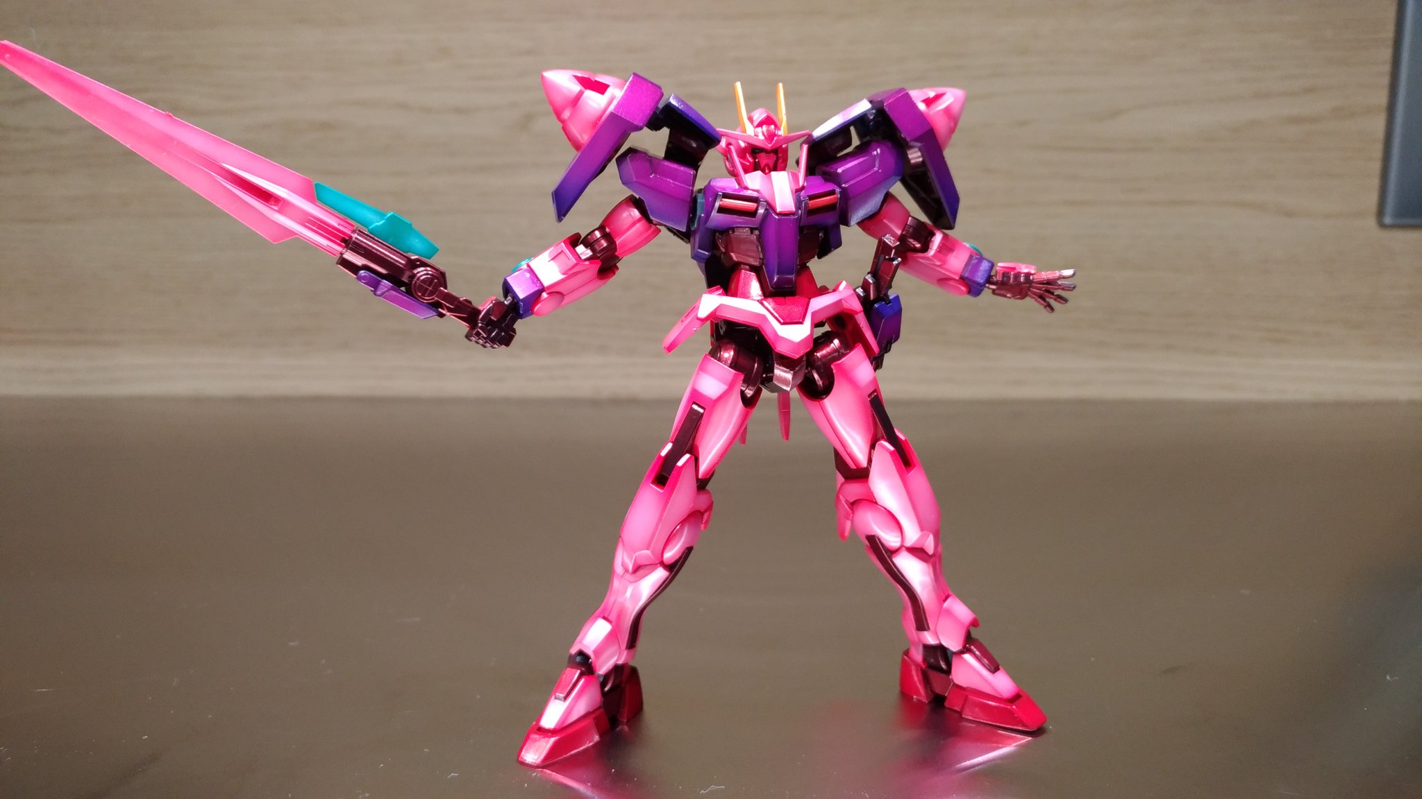 マイスター関田 引き続きペインティングルームにて同じガンプラを作り方を変えて比較するサンプル製作中です 今日はダブルオー5種の4個目 工具はニッパーだけを使い塗装 を凝ってみる ということでトランザムカラーに塗ってみました つや消しベタ塗りと