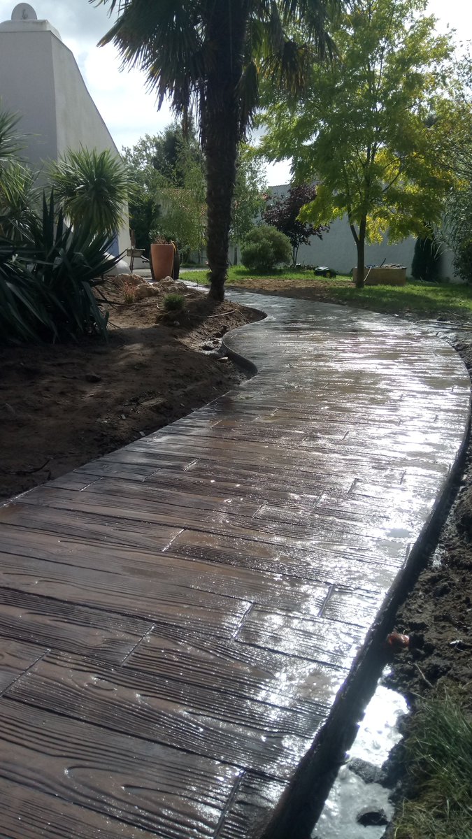 BenoteauSarl's tweet photo. Création d'une allée en béton imprimé imitation bois @Edycem_Beton @senechal_edycem https://t.co/rF3yqIi0uT
