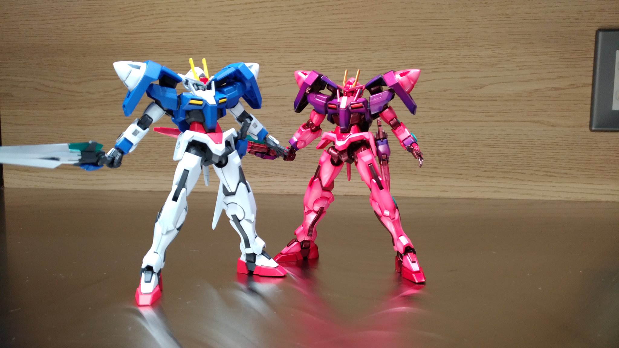 マイスター関田 引き続きペインティングルームにて同じガンプラ を作り方を変えて比較するサンプル製作中です 今日はダブルオー5種の4個目 工具はニッパーだけを使い塗装を凝ってみる ということでトランザムカラーに塗ってみました つや消しベタ塗りと