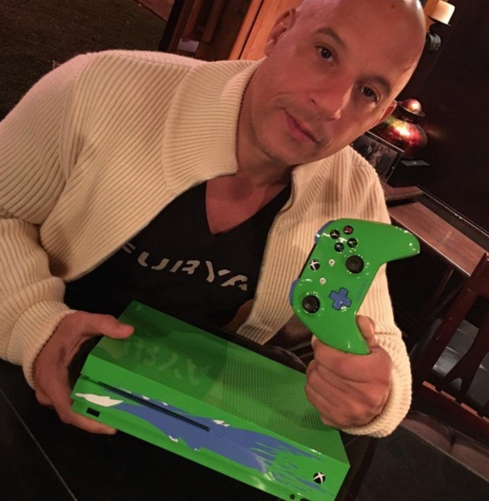 Microsoft lança Xbox One S verde, em homenagem a Paul Walker, de 'Velozes e Furiosos' glo.bo/2ysKEK7 #G1