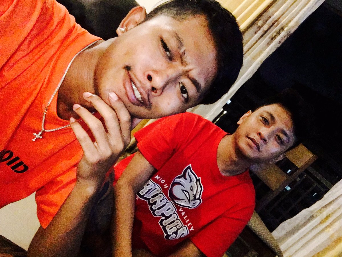 uncleflowgee96's tweet image. easy lang, lamang ang pogi 😂