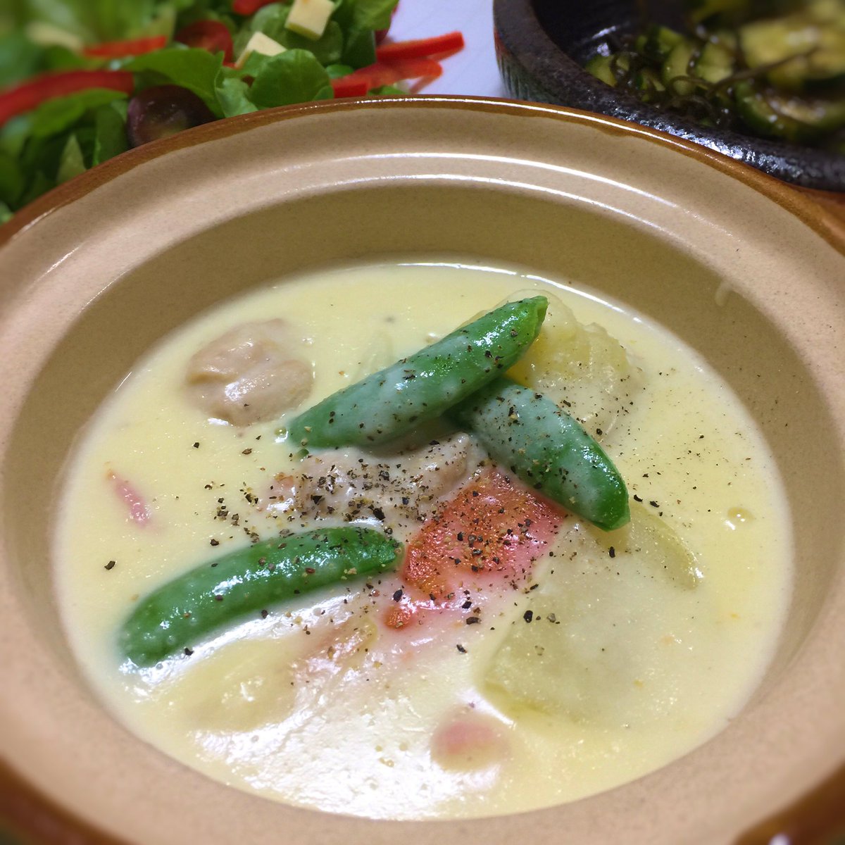 高野しろねこ 今日の白猫ご飯 お野菜と鶏肉の白いシチューです 蒸し煮した具材に牛乳と小麦粉で作ったルーを加えて仕上げに生クリーム こっそりご飯にかけて食べちゃう 高野しろねこ 今日の白猫ご飯 お野菜と鶏肉の白いシチューです 蒸し煮した具材に牛乳と小麦粉で作ったルーを加えて仕上げに生クリーム こっそりご飯にかけて食べちゃう