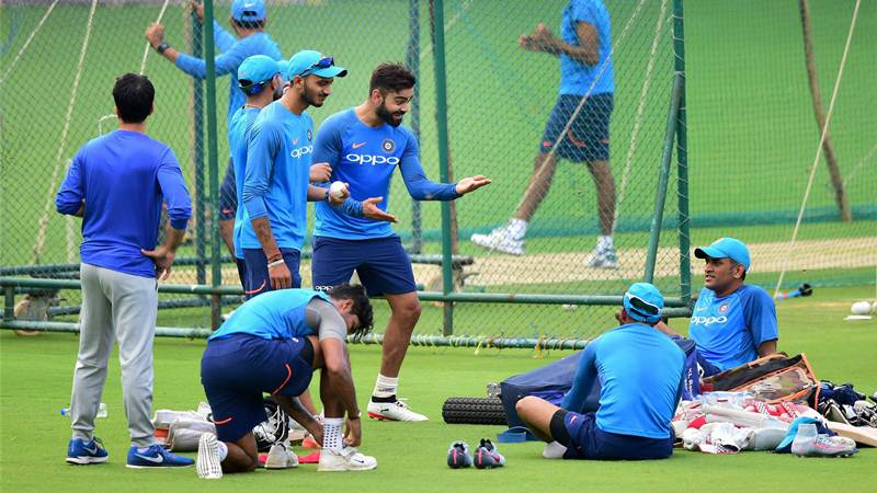 18ViratLegend's tweet photo. #2Legend @imVkohli and @msdhoni during the practice session at M Chinnaswamy stadium in #Bengaluru 2017 #AUSvIND #INDvAUS https://t.co/EbGOgvzfZg