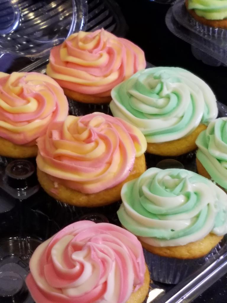 1MCwilm's tweet photo. 1MC presenter Monty's Hood Snacks brings sweet treats from his food truck to today's meeting. Great way to start the day! @delawaretech https://t.co/lR9YYNFpc9
