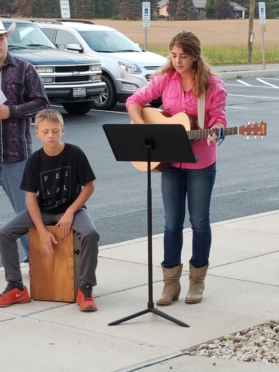 HnFca's tweet image. Thank you to our Seniors for leading us in song &amp;amp; prayer this morning. Thanks to all students, teachers, community members for sharing w/ us