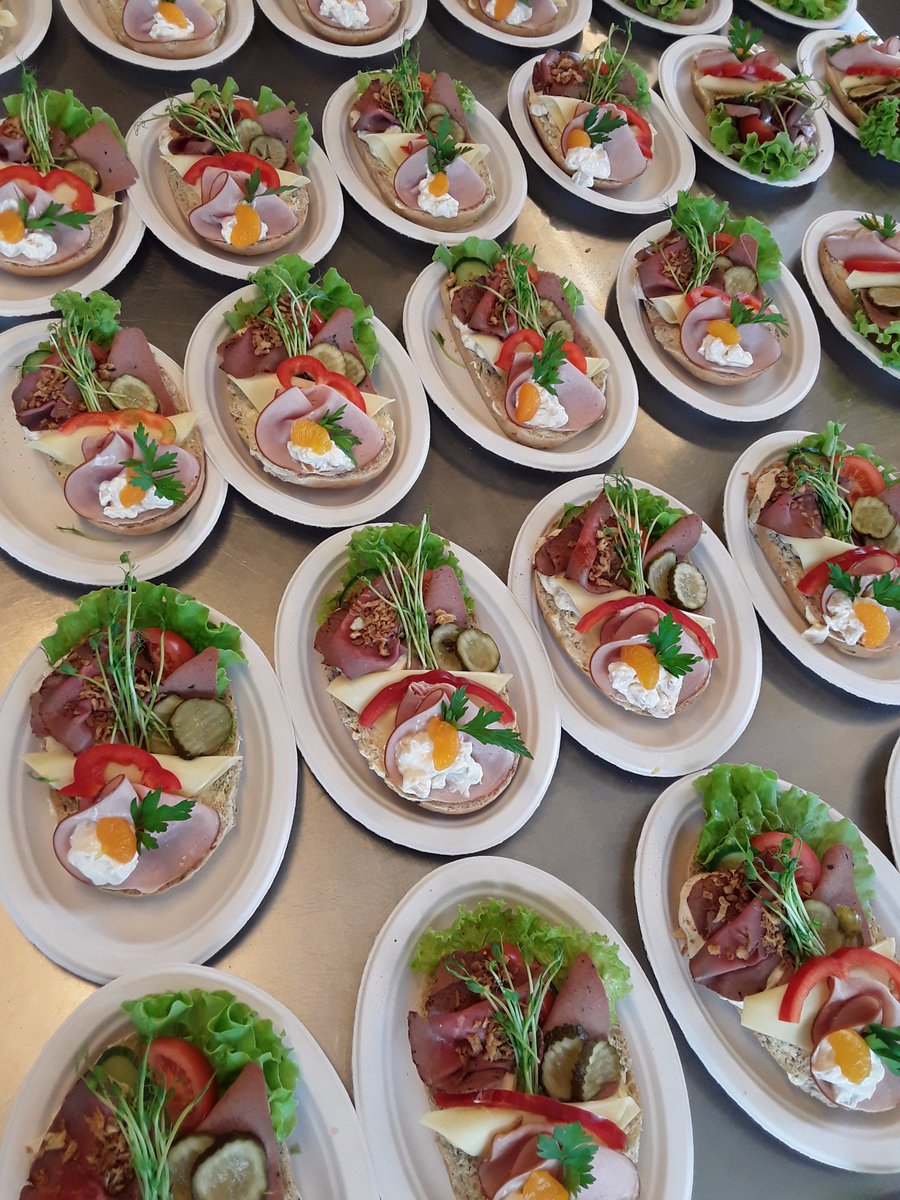 GodaMackan's tweet photo. Landgångar, baguetter eller varför inte en turbomacka till lunch ring oss o boka.
#godamackan #landgångar #baguetter #uppsala https://t.co/o1kUDdKUuj