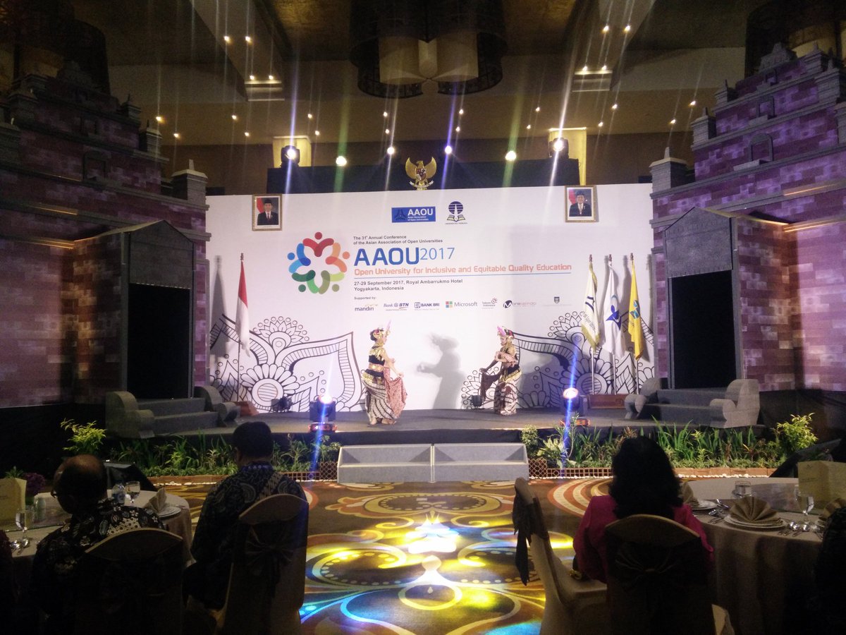 aaou2017's tweet photo. Welcome reception dinner by Rector of UT and Government of Special Region Yogyakarta #aaou2017 https://t.co/JJ7gv037IQ