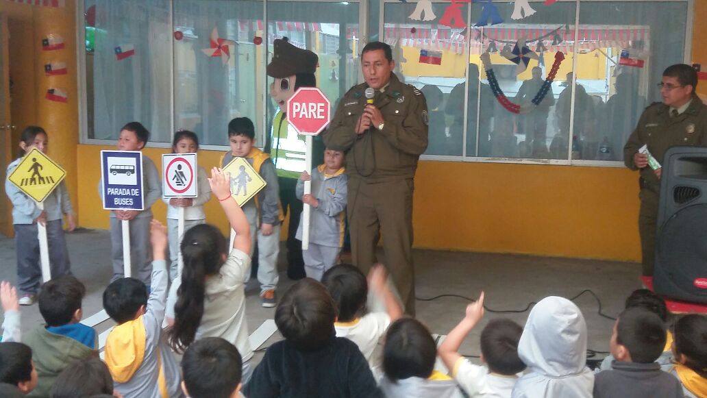 Micc3ra's tweet photo. #Antofagasta @Carabdechile @JUANBRAVO911 .Micc. 3ra.charlas preventivas y educatvas de Tto. Vial.a jardines infantiles https://t.co/UF37P1M0zY