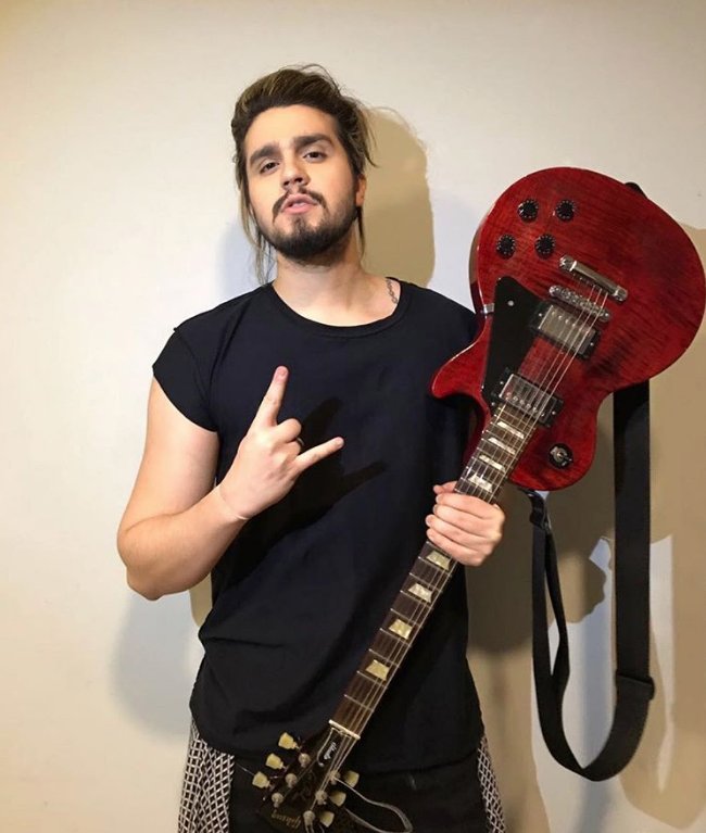 artccom's tweet photo. Luan Santana metaleiro? Isso tá cheirando a ação de marketing→ https://t.co/bC5fL3N3rj https://t.co/DxELJ5kpdT