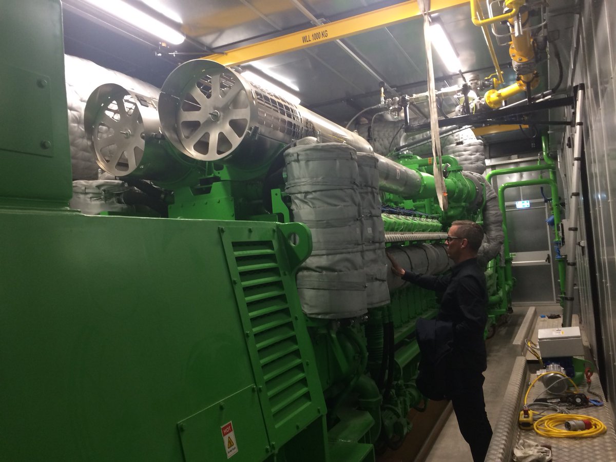 Bouwborrel bij <a href="/rschenkeveld/">Richard Schenkeveld</a> Rijsenhout: alles maatje XL! Op schema en in januari de eerste 🍅🍅. Mooie prestatie!