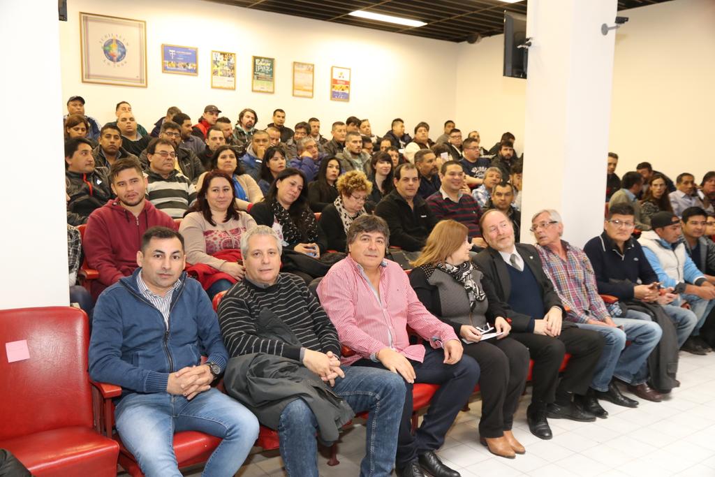 Segunda jornada de charla y entrega del libro de <a href="/BautistaSegonds/">Juan Bautista Segonds</a> "como transformar un grupo en un equipo" junto a @RamonMuerzaSEC