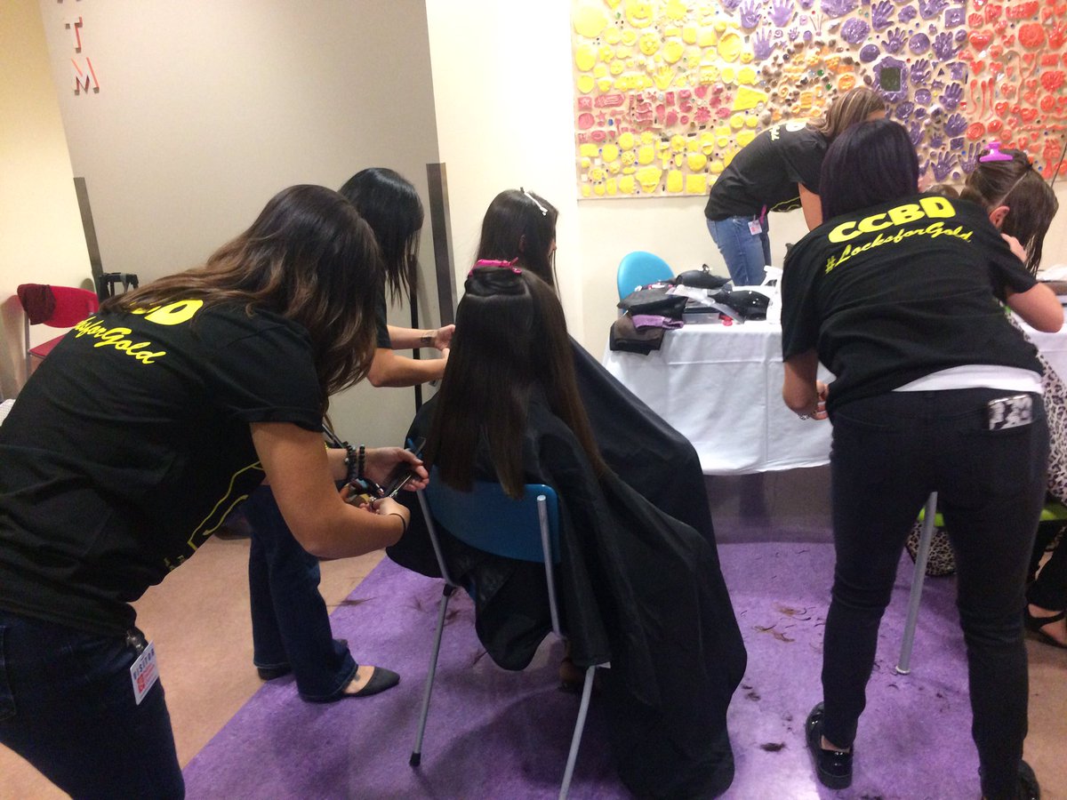 ozzy_mora's tweet image. Here at PCH where kiddos with cancer are cutting doctors and other family members hair to donate, such a great thing #12News