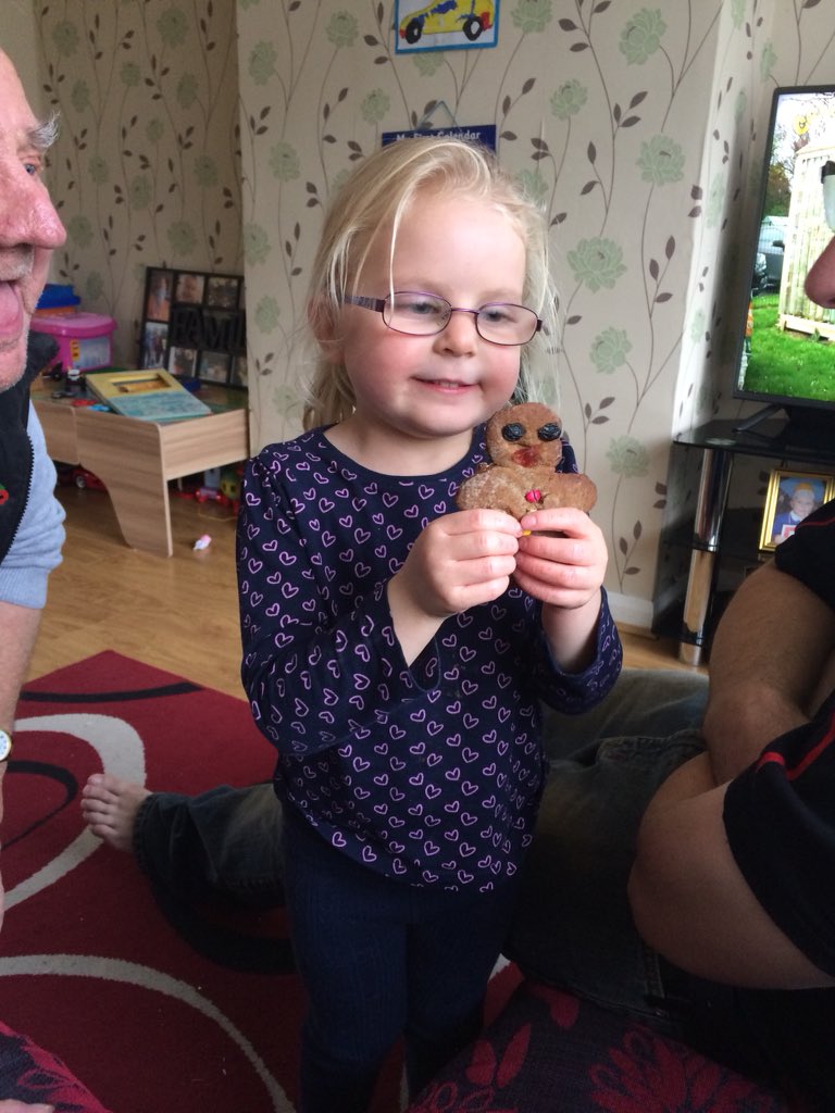 unclean_cleaner's tweet photo. @MissThornleyLW @LadywoodKH @LimeTreeClassLW @PearTreeClassLW @MissRobinsonLW Dad and grandad tried to eat Charlottes. She was having none of it 😂. She ran away with it. https://t.co/DAPXAAFrNy