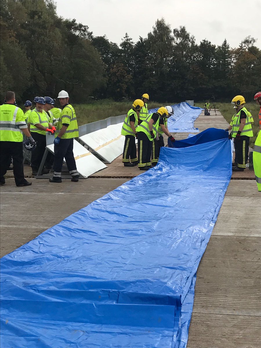HFRSResilience's tweet image. Making up sheets the fire service way with @Romsey33. Teaching partners to prepare for redeployment. #tidysheets #efficientworking
