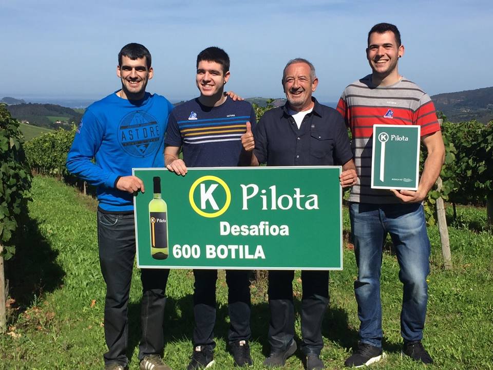 <a href="/ASPEpelota/">ASPE Pelota</a> pilotariak <a href="/bodegaK5/">K5</a> -n egon dira ta Donostiako desafioko #txakolikpilota 600 botila jaso dituzte <a href="/karguinano/">Karlos Arguiñano</a> -ren eskutik