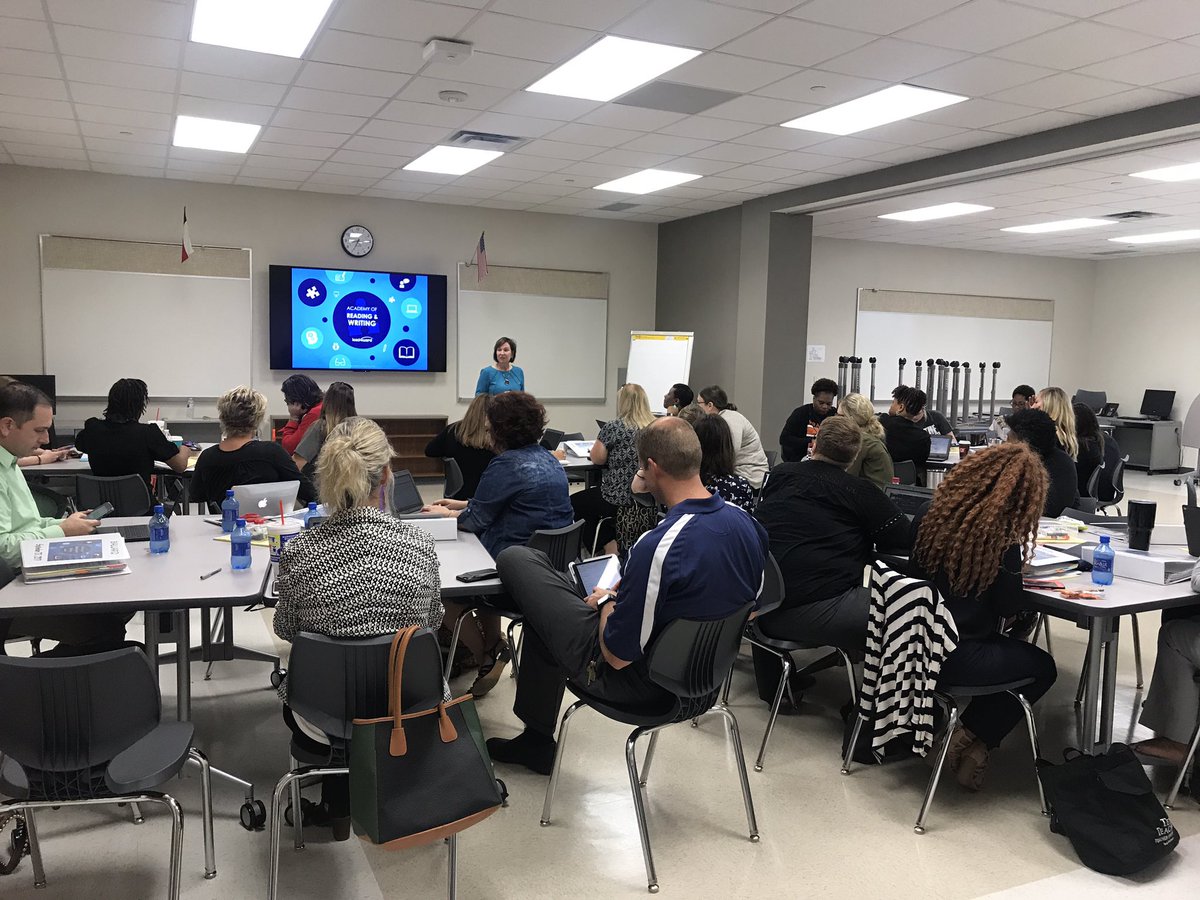 Reading and Writing Academy with Gayla Wiggins <a href="/Lead4Ward/">lead4ward</a>! #YouKnighted #BelieveinMesquite