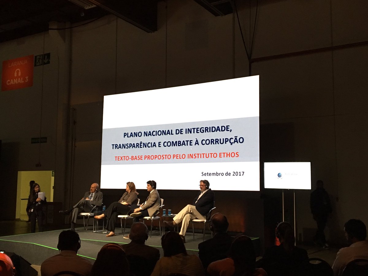 pluraleemsite's tweet photo. Tema do momento - integridade , transparência e combate à corrupção. Ex-ministro Jorge Hage falando na Conferência #Ethos360. https://t.co/AENkoIXLHo
