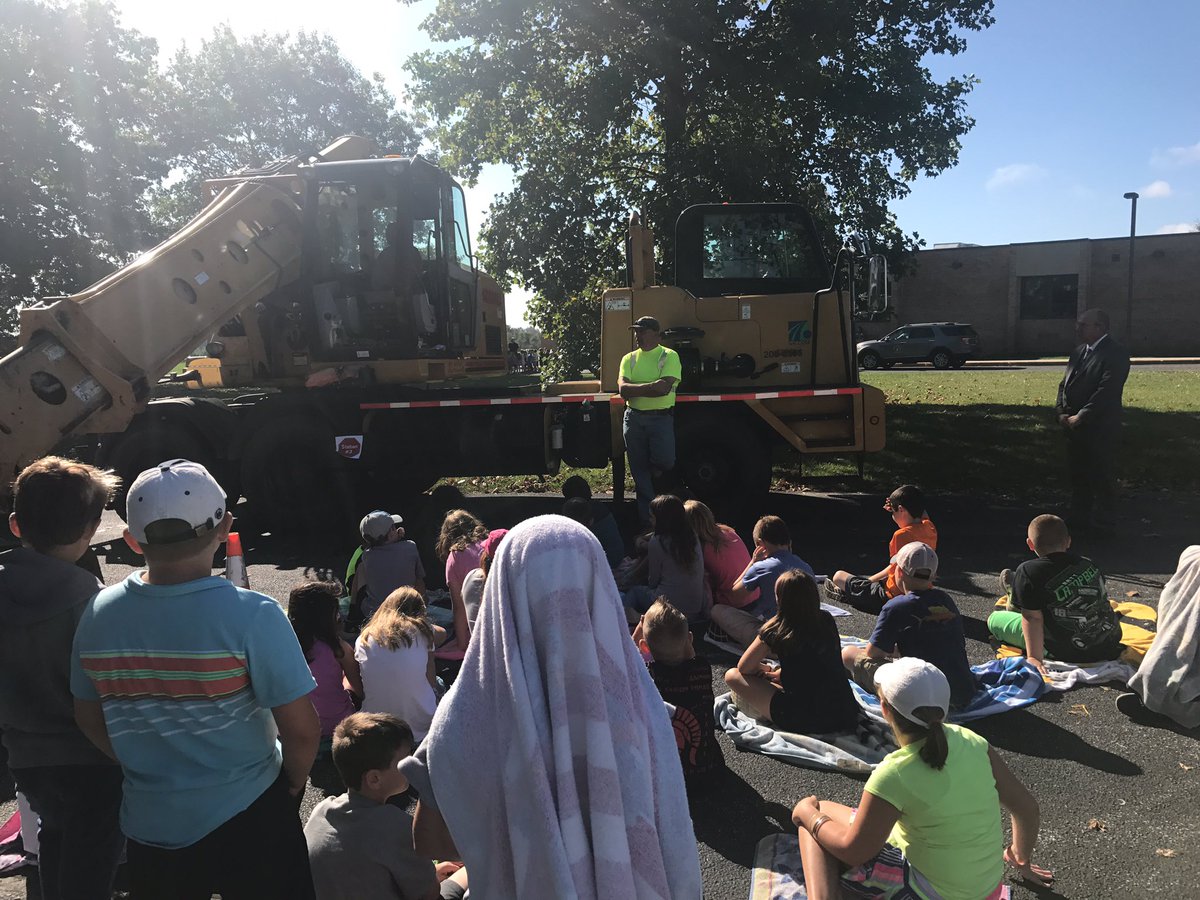 Escolartea's tweet photo. Penndot, this digger weighs 64,000 pounds!!! @FawnArea career on wheels https://t.co/332RZGHiwA