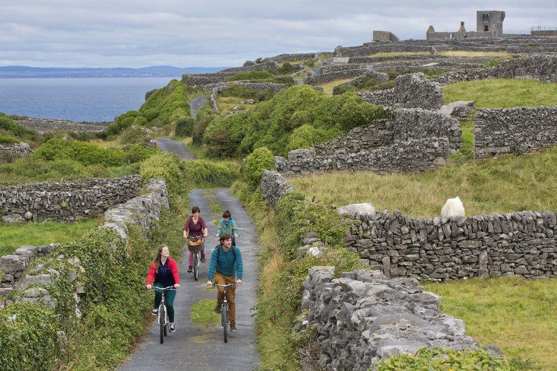 wildatlanticway's tweet photo. Prefer two wheels to four? Whether it's a challenging cycle or a more leisurely pace, we’ll find the route for you! https://t.co/J8M6ksvKf5 https://t.co/Qlhjcvc0MP