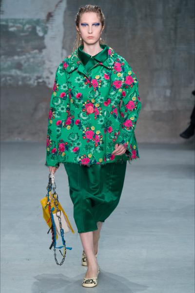 FashionNewsMag's tweet photo. #MilanoFashionWeek @marniofficial qui la sfilata 👉 https://t.co/kEA2YK2DpZ @cameramoda #MFW2017 #MFWeek #MFWSS18 #FashionWeek #moda #fashion https://t.co/TaKpPw995V