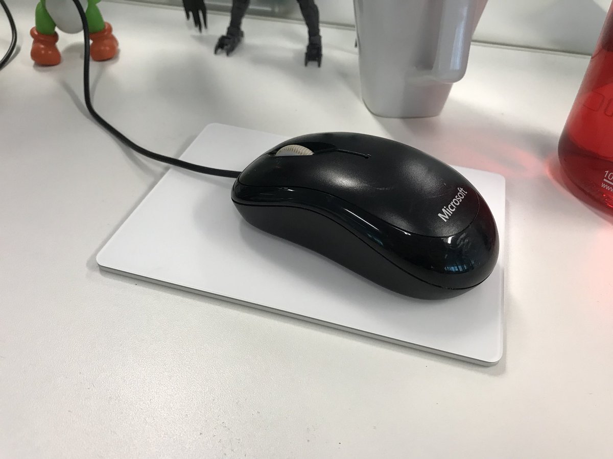 O trackpad da Apple virou uma caminha para o mouse da Microsoft. Coisa do pessoal da manutenção aqui do prédio. 🤣