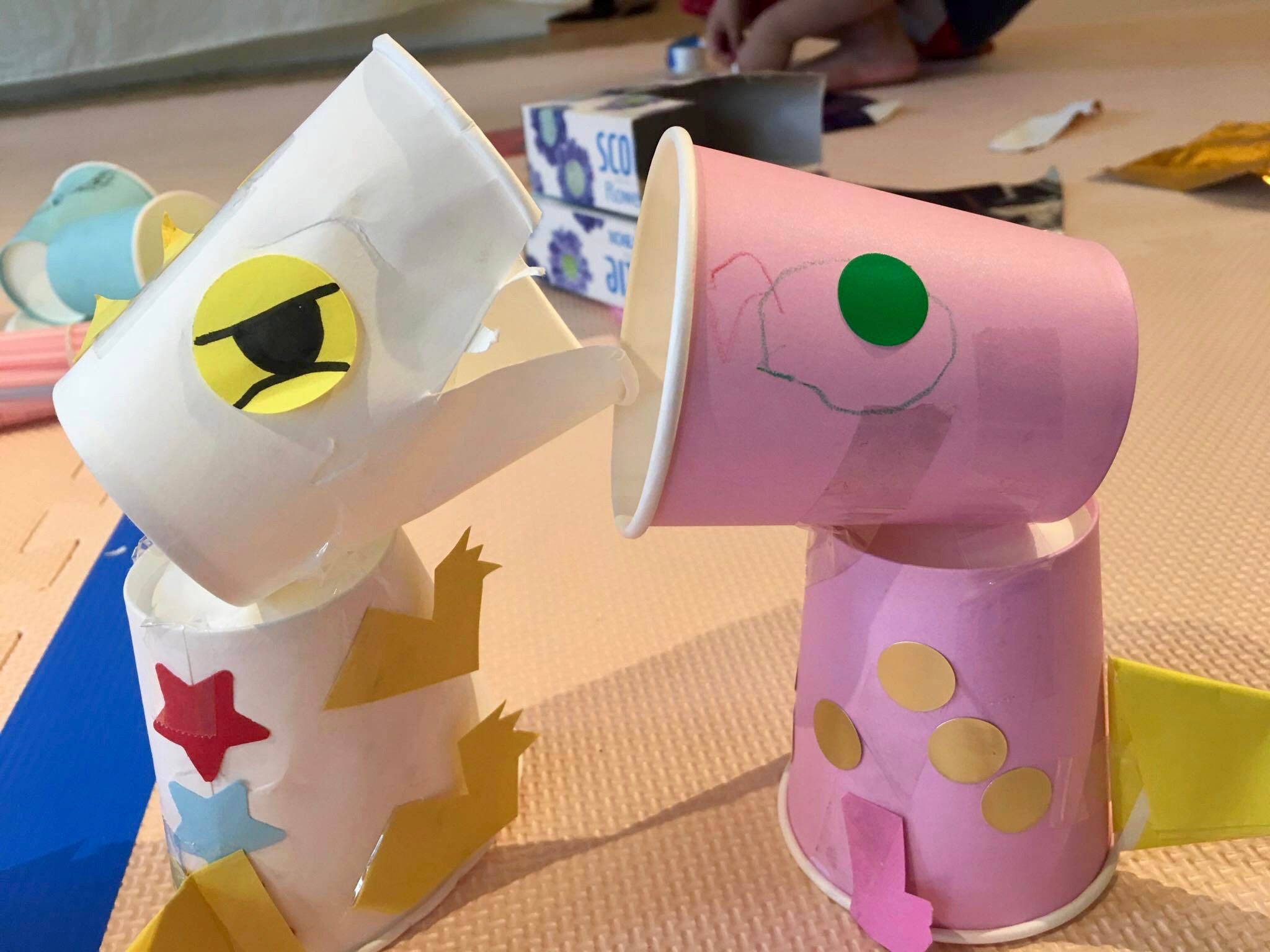 へやすぽ こどもオンライン運動教室 Twitter પર かわいい製作遊び 紙コップで恐竜作り カラフルな紙コップで恐竜作り お気に入りのシールや色紙で作ってみよう キッズスタッフ応募の方は T Co Wcjw1m7xyp Papamo あそび こども 保育 保育士