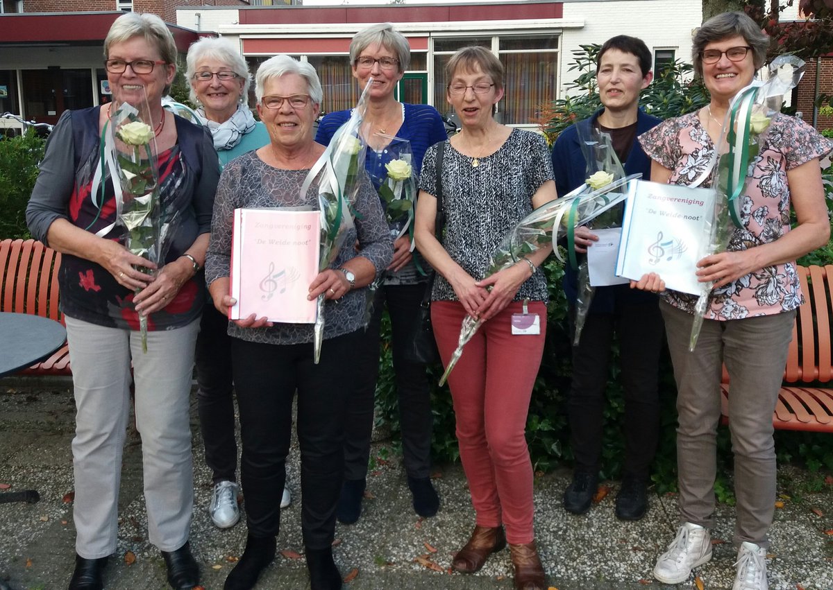 Een bijzondere middag op Weideheem <a href="/znwv/">Zorggroep NW-Veluwe</a> ! Nieuwe liedboeken en vanaf vandaag heet deze zangvereniging ' De Weide-noot'.