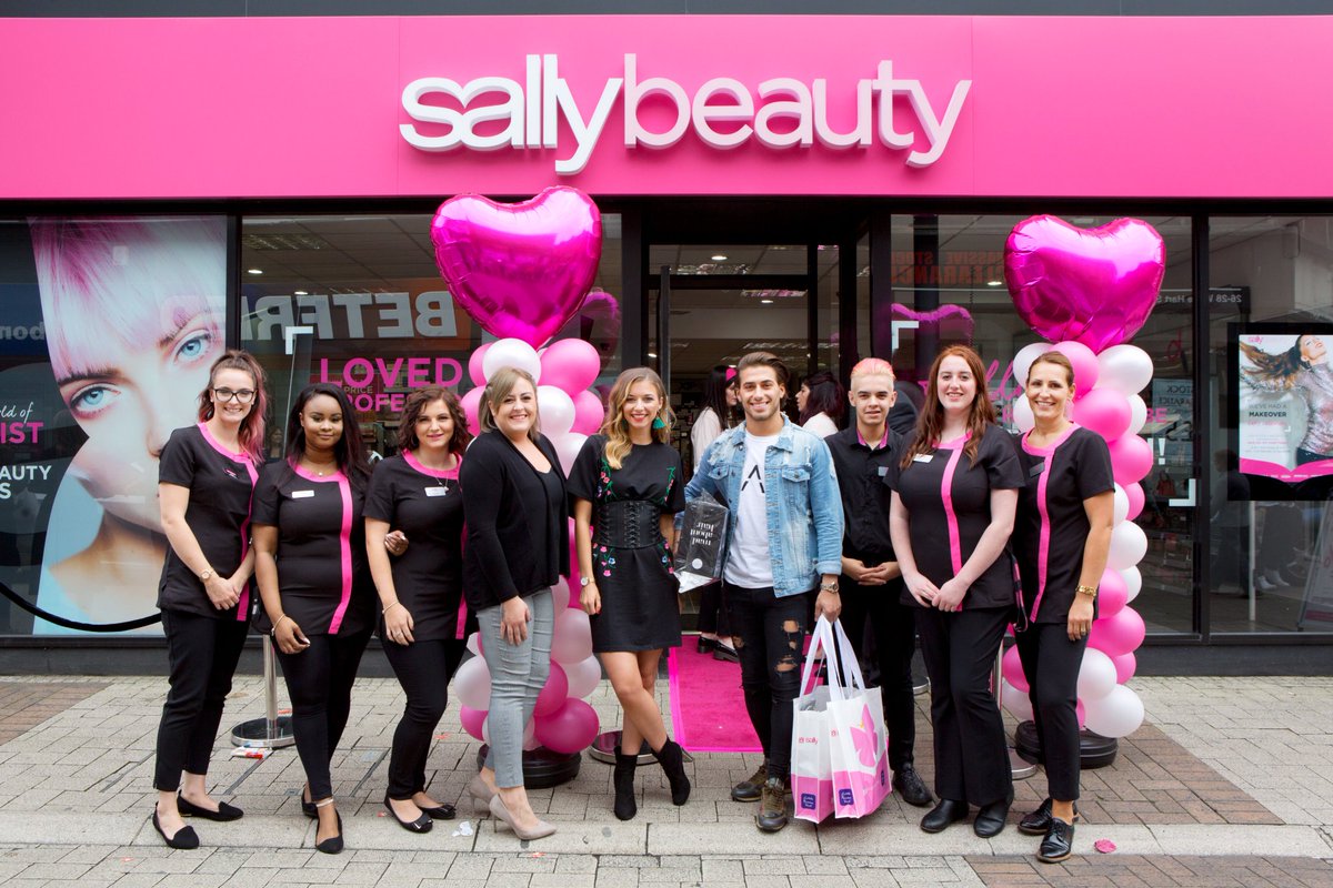 GuildNewsBeauty's tweet image. #LoveIsland winner @KemCetinay opens the new format @SallyBeautyUK store in High Wycombe: bit.ly/2fmdogb