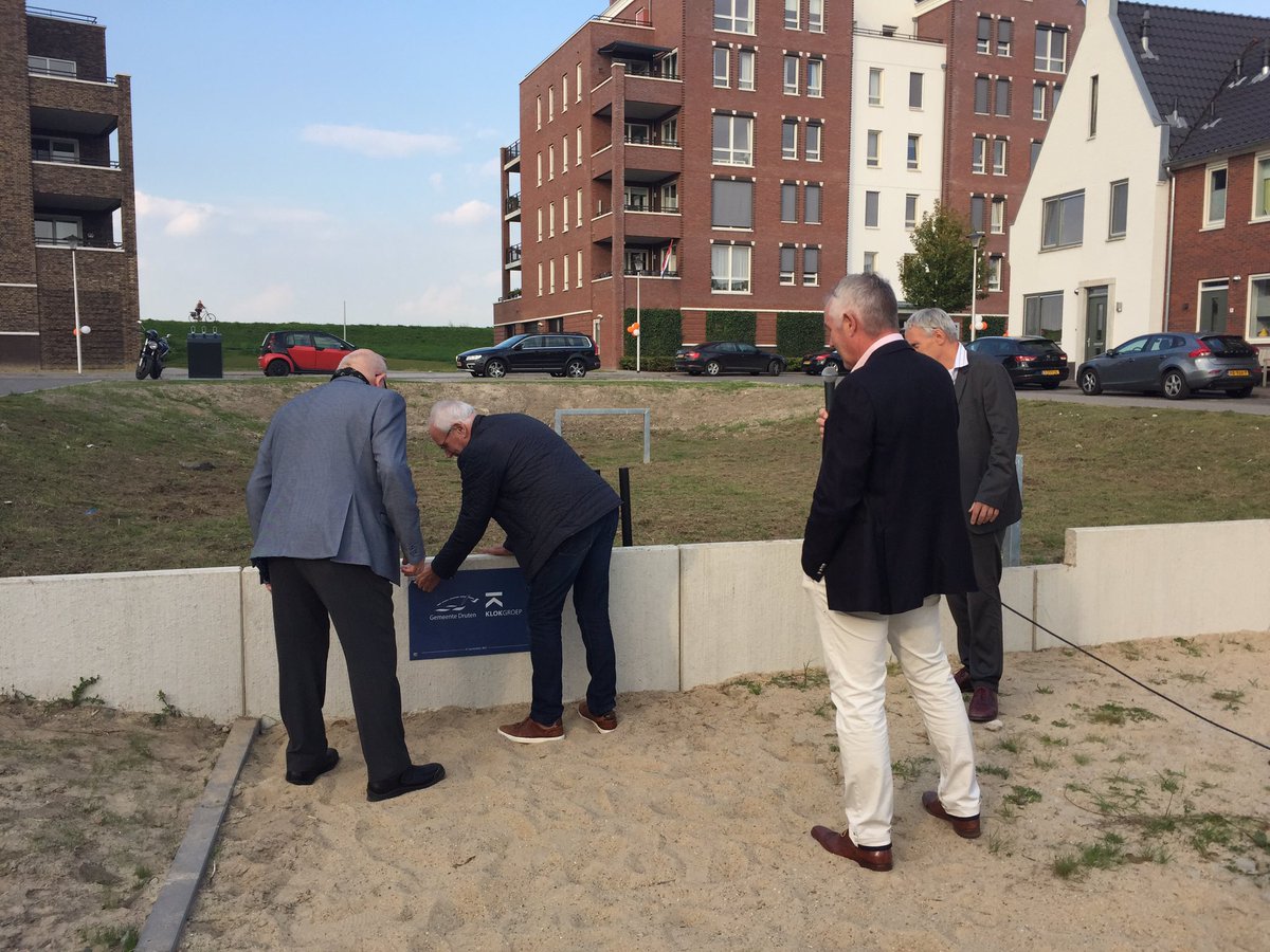 gemeentedruten's tweet photo. Vandaag feestelijk moment afronden bouwproject De Horst en vertrek @KlokGroep. Oud eigenaar en oud medewerker onthullen aandenken. https://t.co/ZtJinEmODy