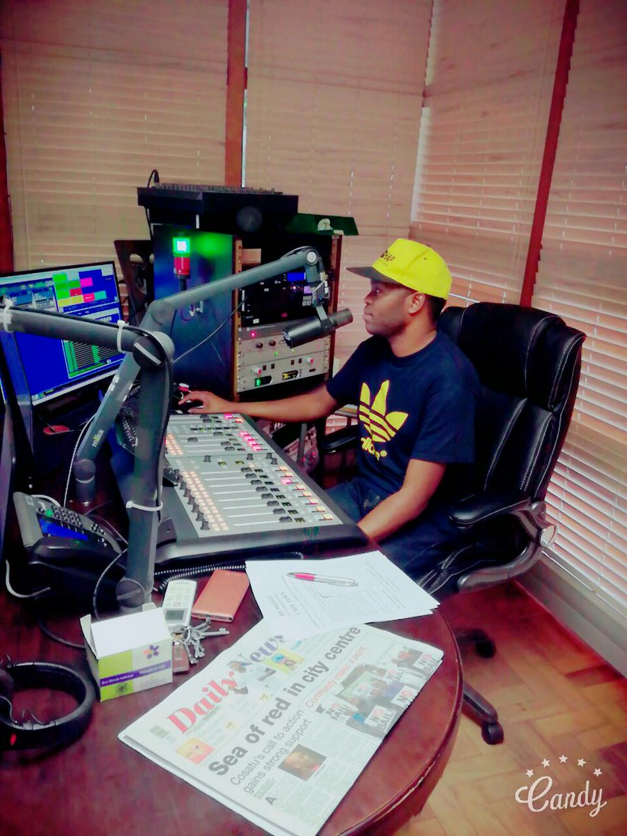 romeochonco's tweet photo. Me in the studio today #Hindvani #DriveHomeShow 💃💃💃 https://t.co/BnzEXUN4Lo