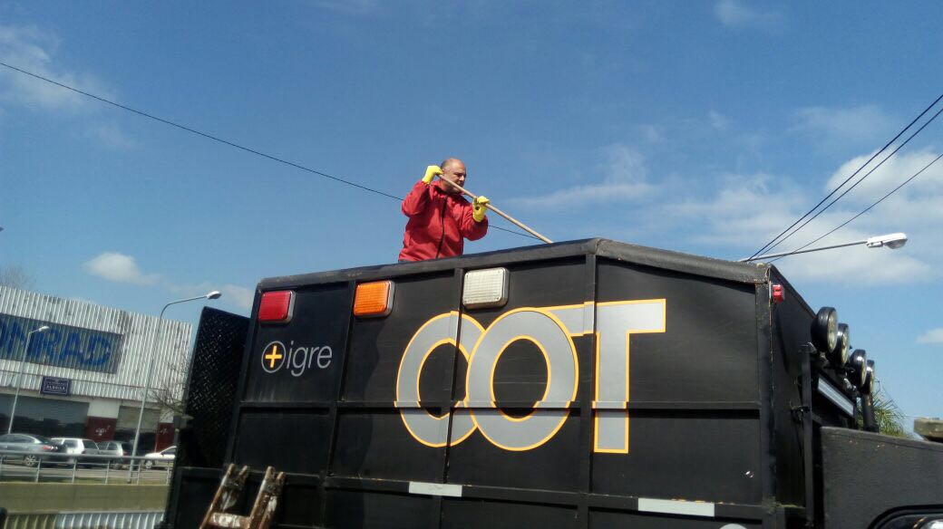 SpinelliFabian's tweet photo. Despues de la Sudestada, mantenimiento y limpieza de los vehiculos de emergencia
#COT #LogisticaCOT #SubsecretariaOperativa https://t.co/hWsnFNMAd4