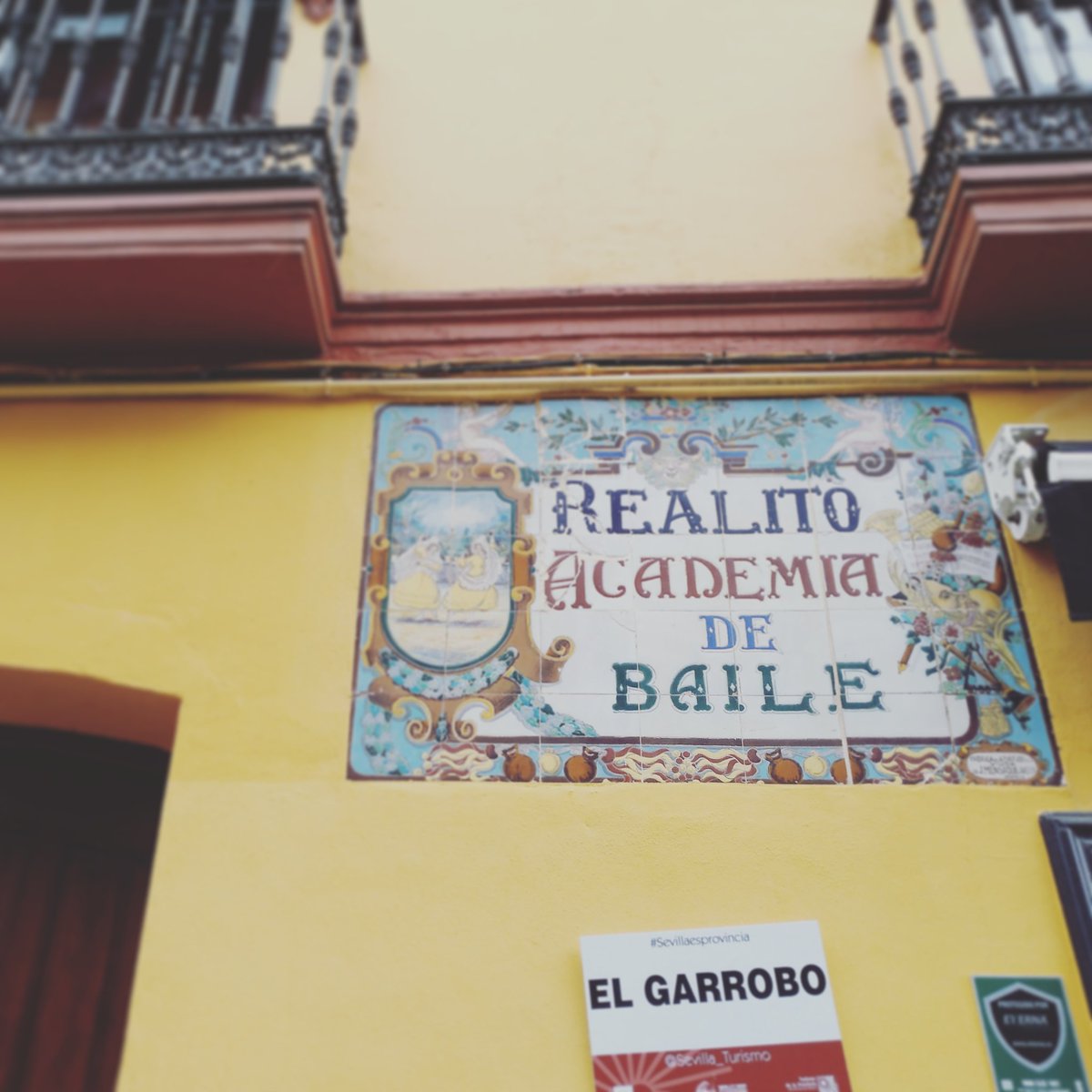 GarroboJoven's tweet photo. Antigua escuela de baile Rralito en calle Trajano @Sevilla_Turismo #Sevillaesprovincia #ElGarroboenSevilla https://t.co/ImXyJCnBTO