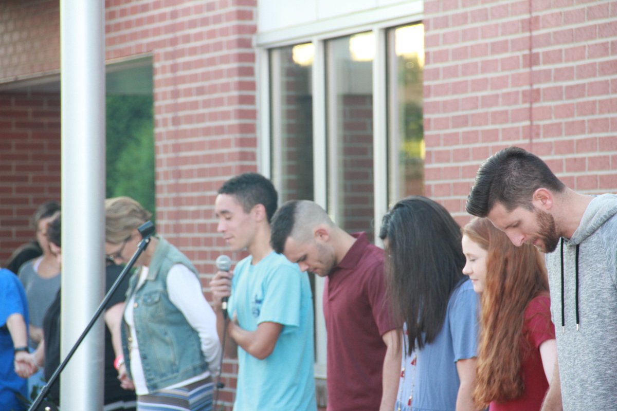 CLOVERYEARBOOK's tweet photo. YBK saw you at the pole this morning- Go Blue Eagles!! https://t.co/h6Qo1Gkezs